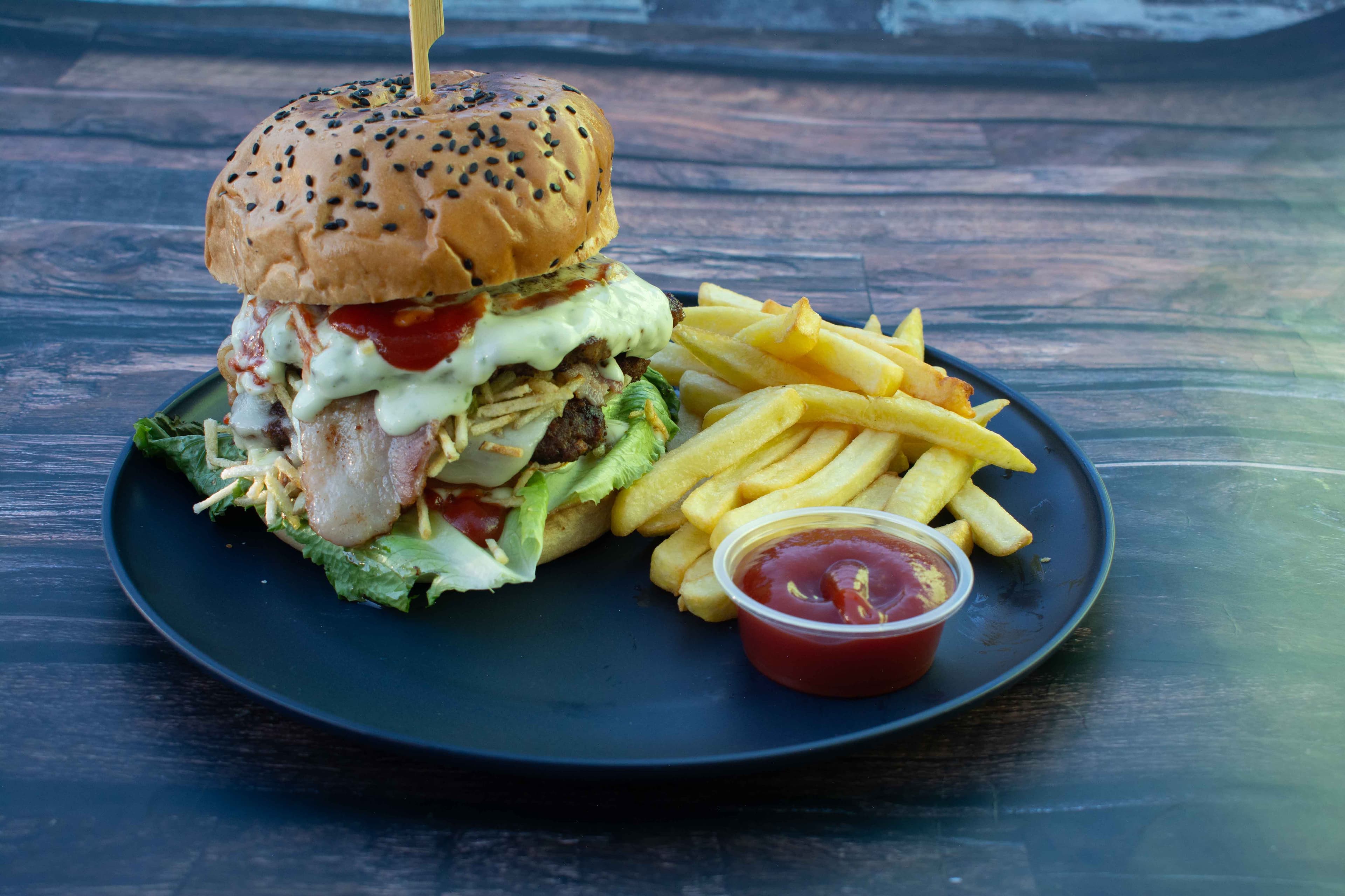 Hamburguesa doble carne con tocineta y queso, con papas a la francesa