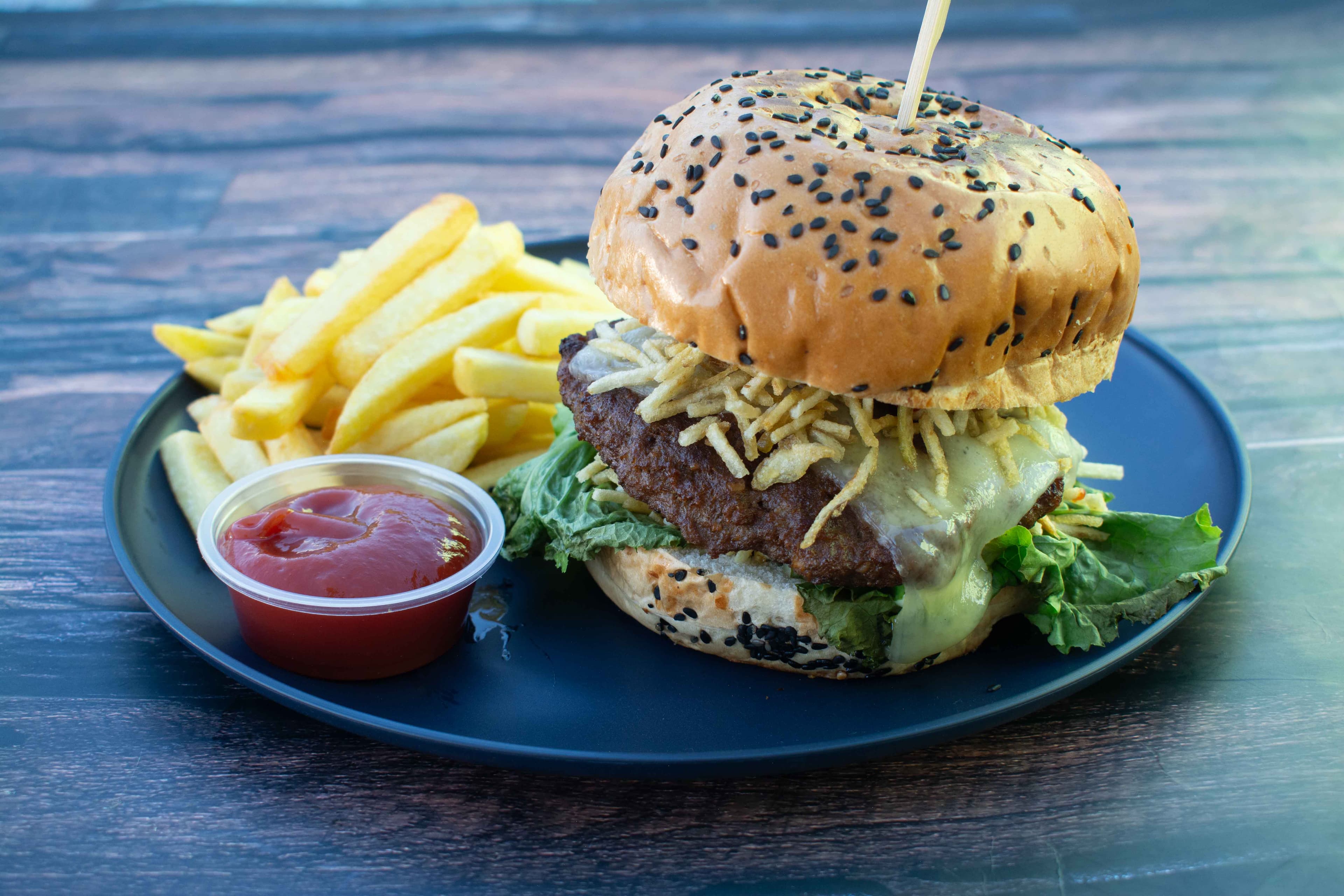 Hamburguesa sencilla con queso, ensalada y papitas ripio