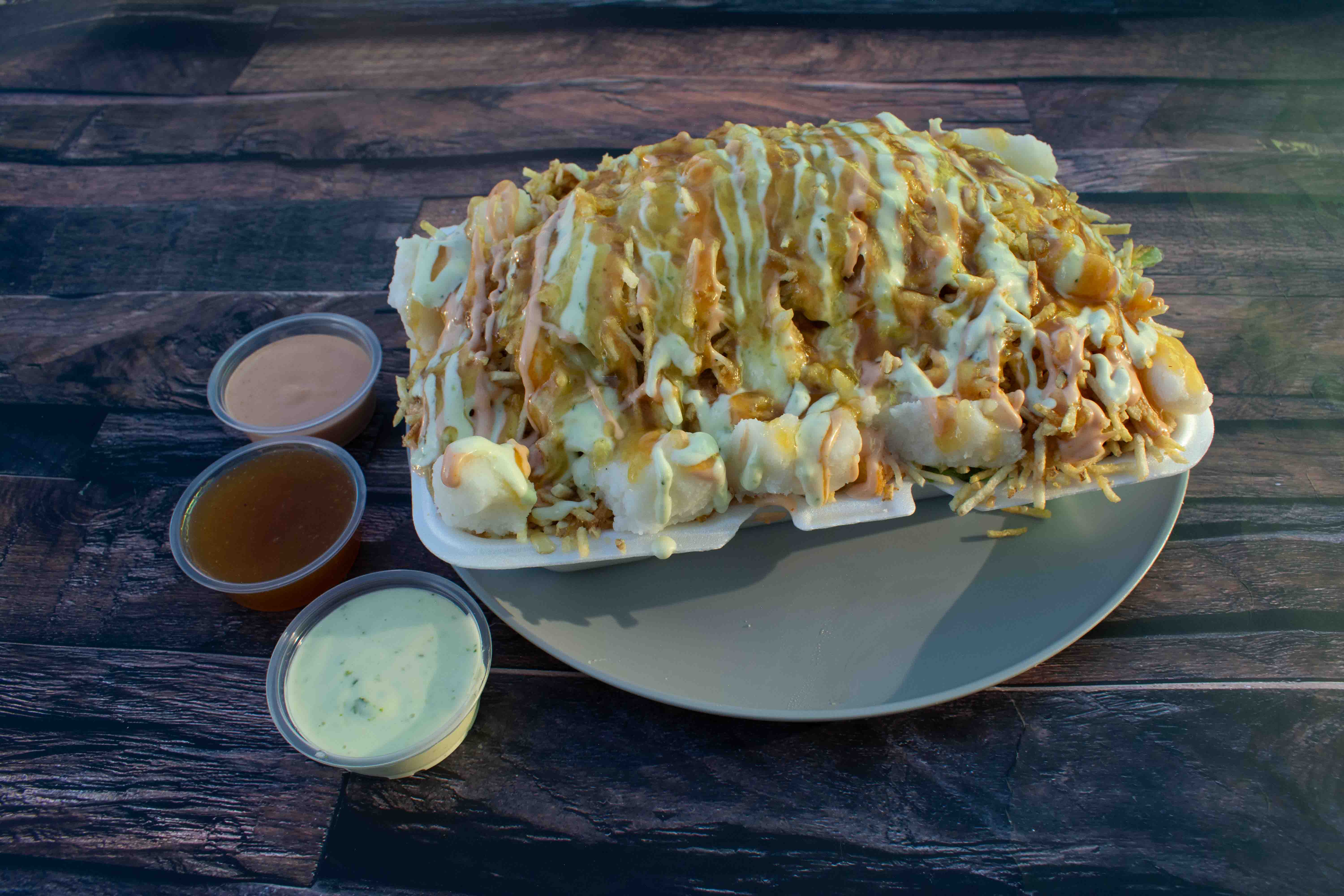 Desgranado La Marimonda con pollo, carne, papitas ripio y salsas