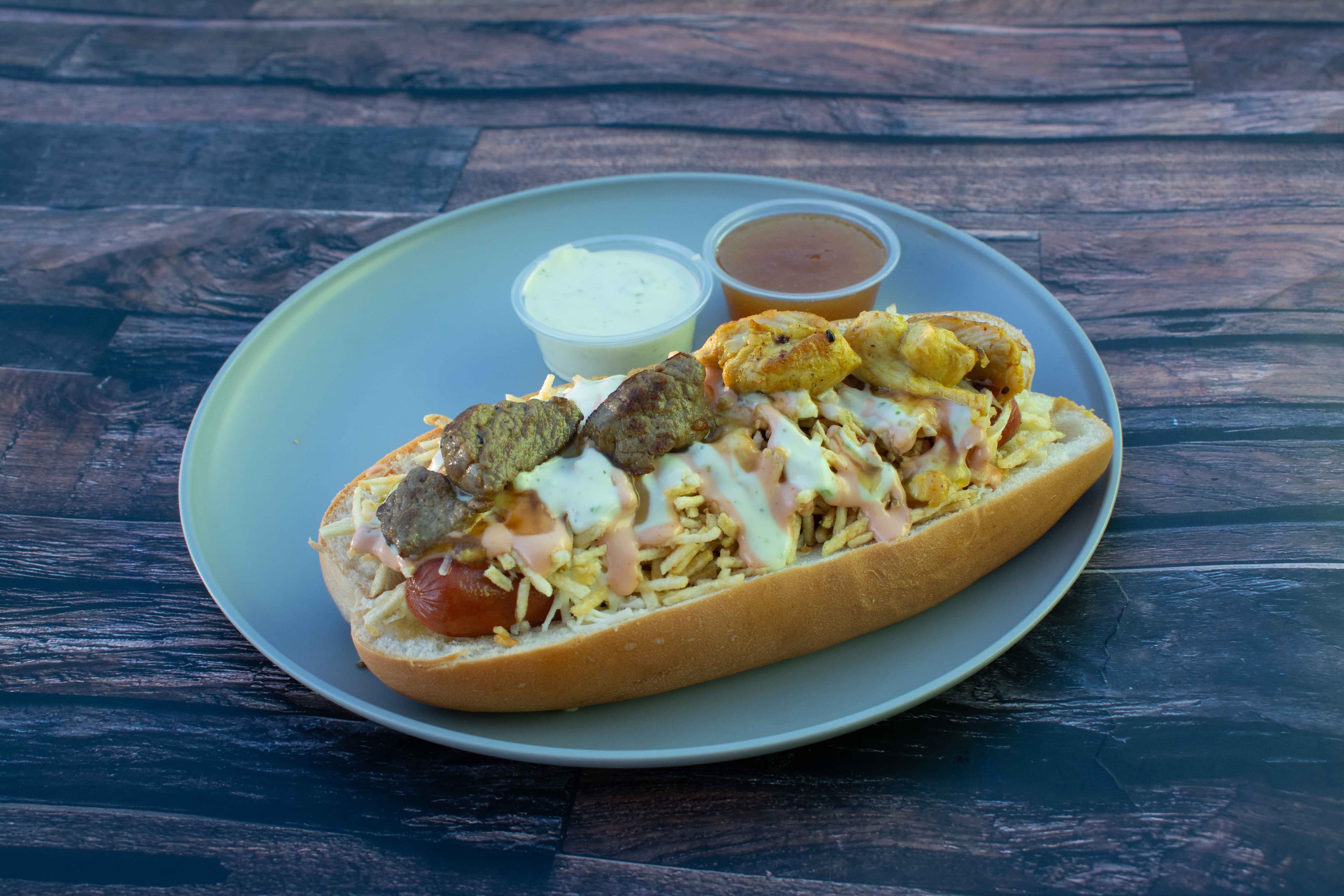 Perro caliente mixto con carne, pollo y papitas ripio